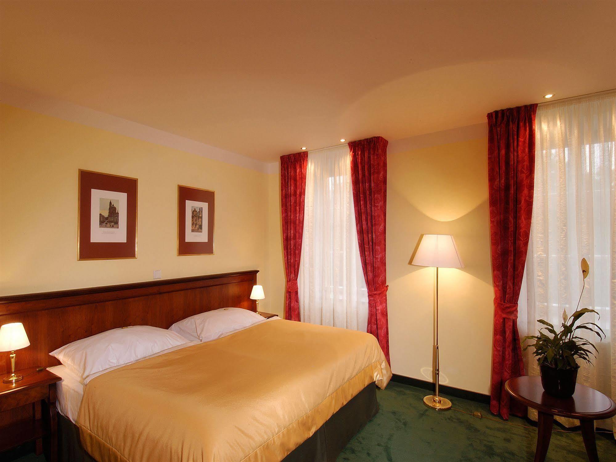 Ea Hotel Jeleni Dvur Prague Castle Room photo